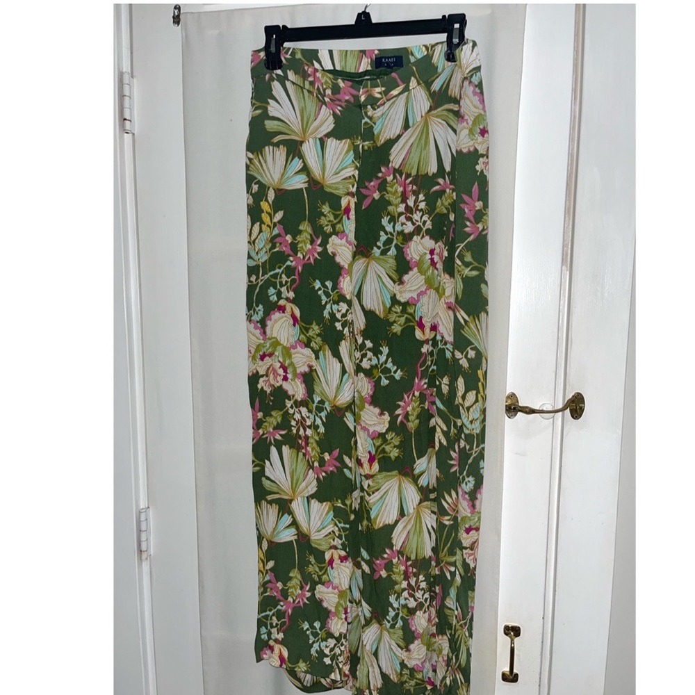 Stunning different kind of design designed by Kaari Brand new condition